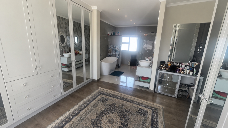 5 Bedroom Property for Sale in Sunningdale Western Cape